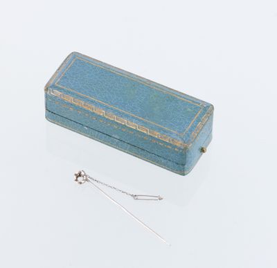 une petite boîte bleue surmontée d'une chaîne