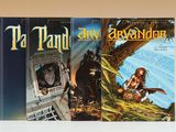 trois livres sont empilés les uns sur les autres sur une table