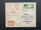 une vieille enveloppe sur laquelle sont apposés des timbres, posée sur une surface noire