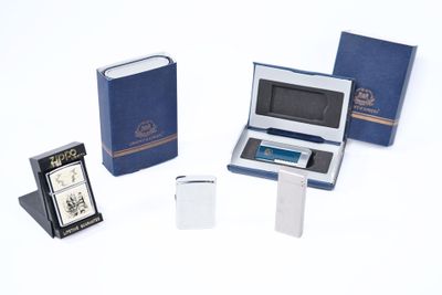 trois livres, une horloge et un appareil électronique posés sur une surface blanche