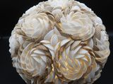 une boule de coquillages sur une surface noire