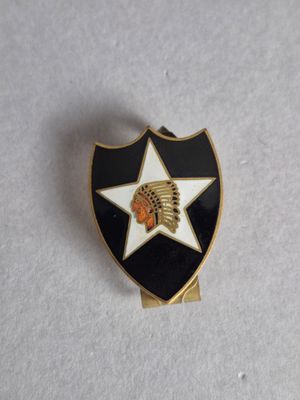 un gros plan d'un insigne orné d'une étoile