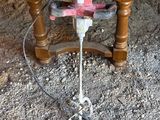 une petite table sur laquelle est posée une perceuse