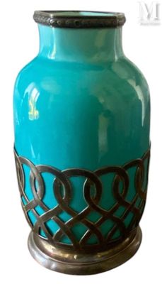 un vase bleu posé sur un socle