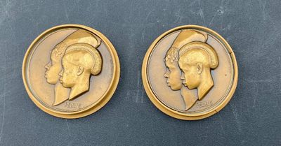 deux médaillons en or représentant la tête d'une femme et celle d'un homme