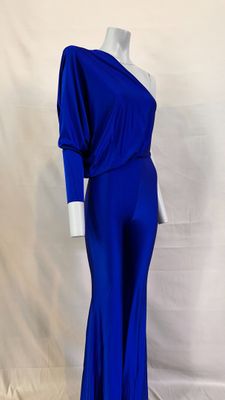 une femme en robe bleue debout à côté d'un mannequin