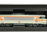 un petit train dans une boîte posée sur une surface blanche