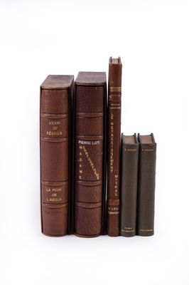 plusieurs livres sont alignés sur une surface blanche