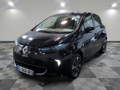 la photo d'une voiture noire garée dans un garage