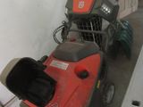 une tondeuse à gazon qui se trouve dans le garage