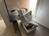 une machine posée sur le comptoir d'une cuisine