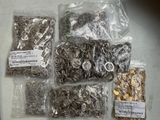 beaucoup de pièces d'argent et d'or dans un sac