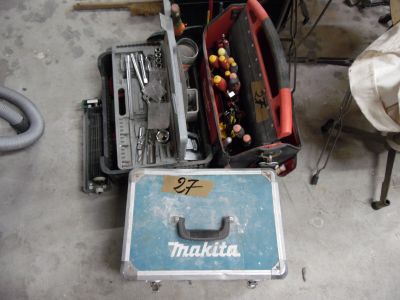 une boîte à outils avec des outils sur le sol