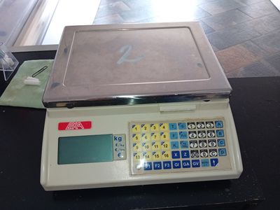 une image représentant une balance posée sur une table