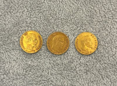 three gold sovereigns, one of which is a sovereign and one of which is a sovereign