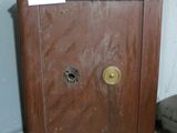 une petite armoire en bois munie d'une porte