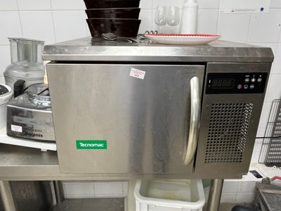 un plan de travail en acier inoxydable sur lequel est posée une machine