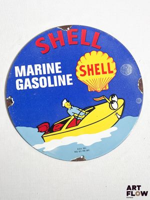 un autocollant sur lequel est inscrit « Shell Marine Gasoline Shell »