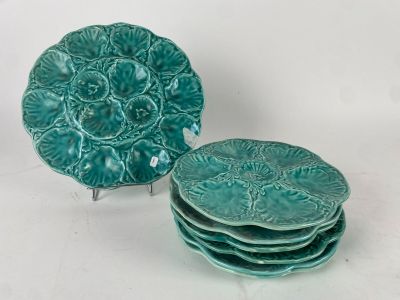un grand nombre d'assiettes posées sur une table