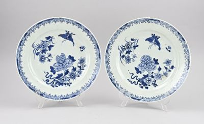 deux assiettes bleues et blanches ornées d'oiseaux et de fleurs