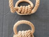 two pieces of rope are tied together on a table