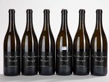 six bouteilles de vin sont alignées dans une rangée