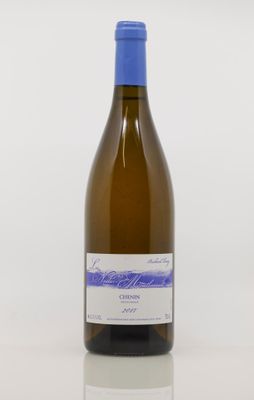 la bouteille de vin blanc est posée sur une surface blanche