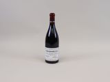 une photo d'une bouteille de vin posée sur une table