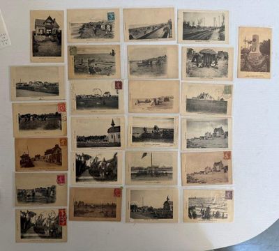 de nombreuses vieilles photos accrochées au mur d'une pièce