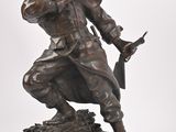 statue en bronze représentant un homme armé, posée sur un socle