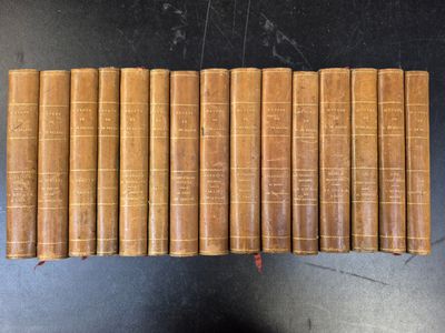 une rangée de vieux livres posés sur une table