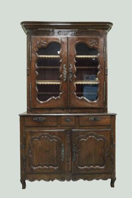 une vieille armoire en bois avec une porte vitrée et deux étagères