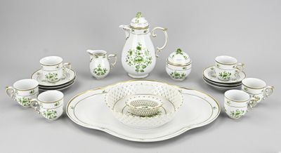 une photo d'une table dressée avec une théière, des tasses et des soucoupes