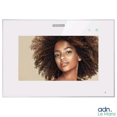 une photo d'une femme avec une coupe afro à l'écran