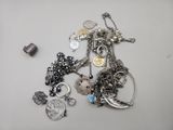 beaucoup de bijoux en argent sur une table blanche