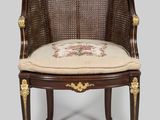 une image représentant une chaise sur laquelle est posé un coussin