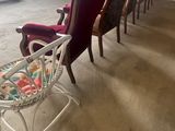 plusieurs chaises alignées dans une pièce