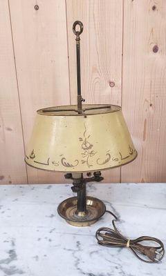 une lampe à l'ancienne, avec un cordon d'alimentation branché dessus