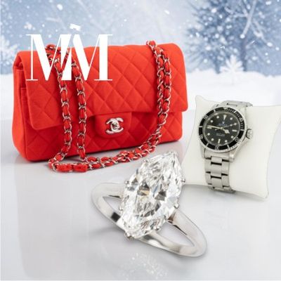 un sac à main rouge et un sac rouge orné d'une bague en diamant