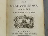 un livre ouvert dont la couverture représente un château