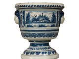 un grand vase bleu et blanc orné d'un motif