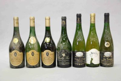 plusieurs bouteilles de vin sont alignées dans une rangée