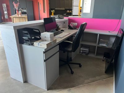 un bureau équipé d'un écran d'ordinateur et d'une imprimante