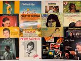 de nombreux types de livres de musique accrochés au mur