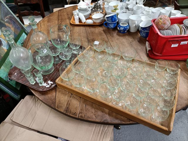 Partie de service de verres en uraline, dont deux pichets, deux c