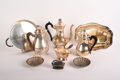 beaucoup d'objets en argent qui se trouvent sur la table