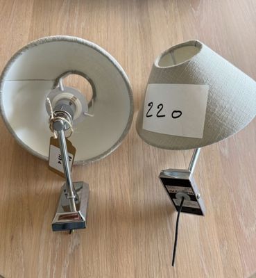 deux lampes posées sur une table, avec une étiquette de prix