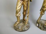paire de figurines anciennes en bronze représentant un soldat et un chien