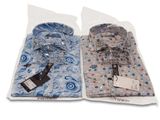 deux chemises de costume pour homme dans des sacs en plastique, sur fond blanc