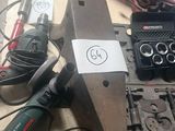 un grand nombre d'outils posés sur une table